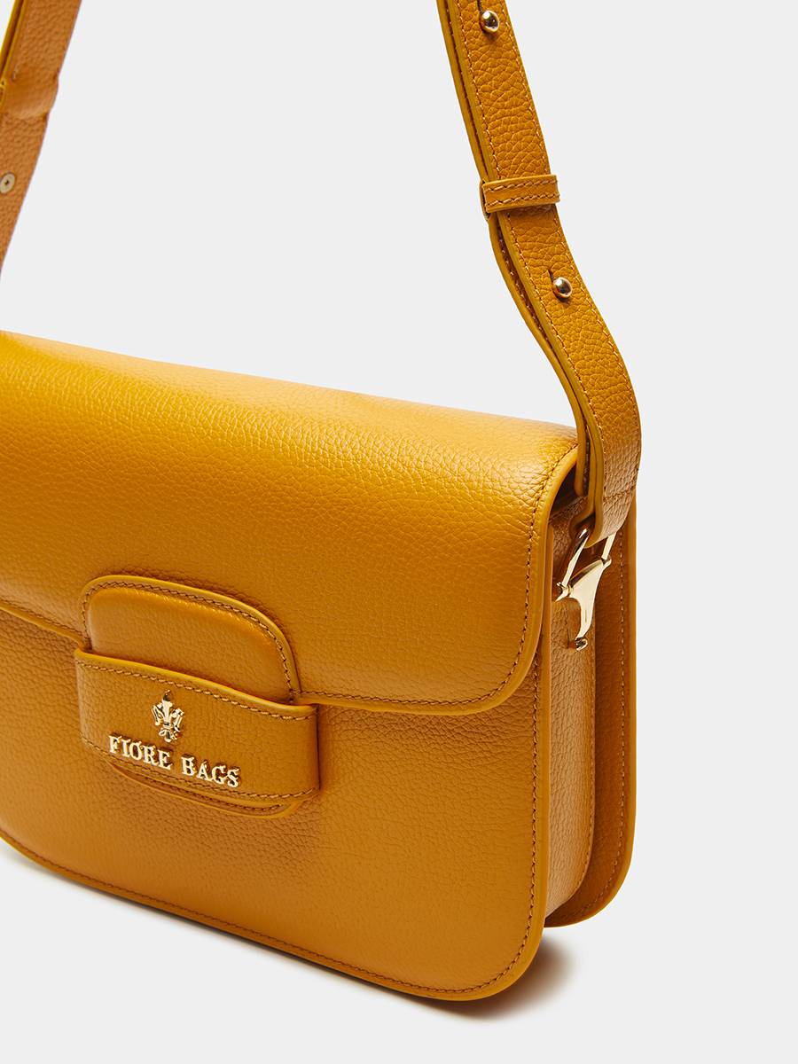 Классическая сумка Silvia из натуральной зернистой кожи канареечного цвета